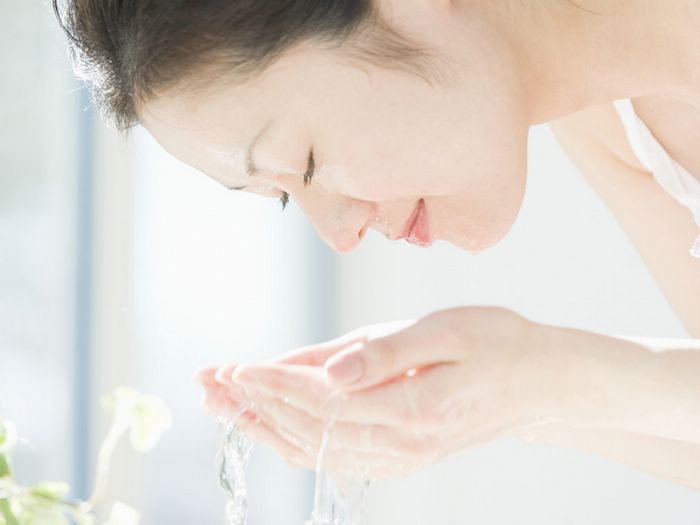 Làm sạch da và dưỡng ẩm là bước quan trọng nhất trong xu hướng dưỡng da tối giản.