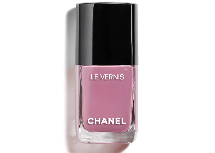 Le Vernis của Chanel là một trong những màu móng yêu thích nhất mọi thời đại. Mặc dù nó có hơi hướng hồng hơn tím, nhưng nó vẫn là chủ đạo trong bộ sưu tập sơn móng tay màu hoa cà của nhiều tín đồ làm đẹp.