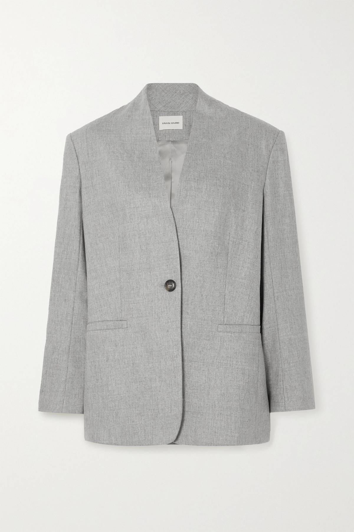 Chiếc blazer màu xám từ Loulou Studio.