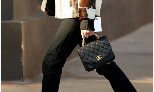 Túi xách thiết kế từ Chanel chần bông tăng thêm cho nàng nét sáng trọng.