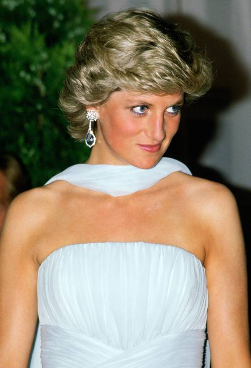 Mái tóc bồng bềnh làm nên vẻ đẹp vượt thời đại của Công nương Diana.