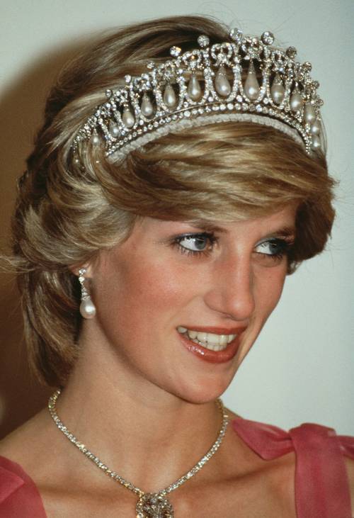 Công nương Diana được trang điểm đầy sang trọng với màu phấn mắt màu xanh lam nhạt