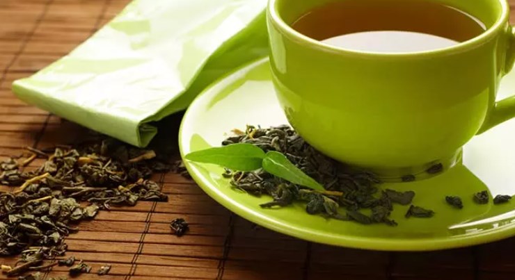 Uống trà xanh là cách giảm cân tại nhà hiệu quả.