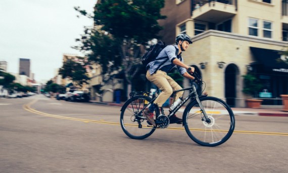 Đạp xe cũng là cách hoạt động giúp giảm cân lành mạnh.