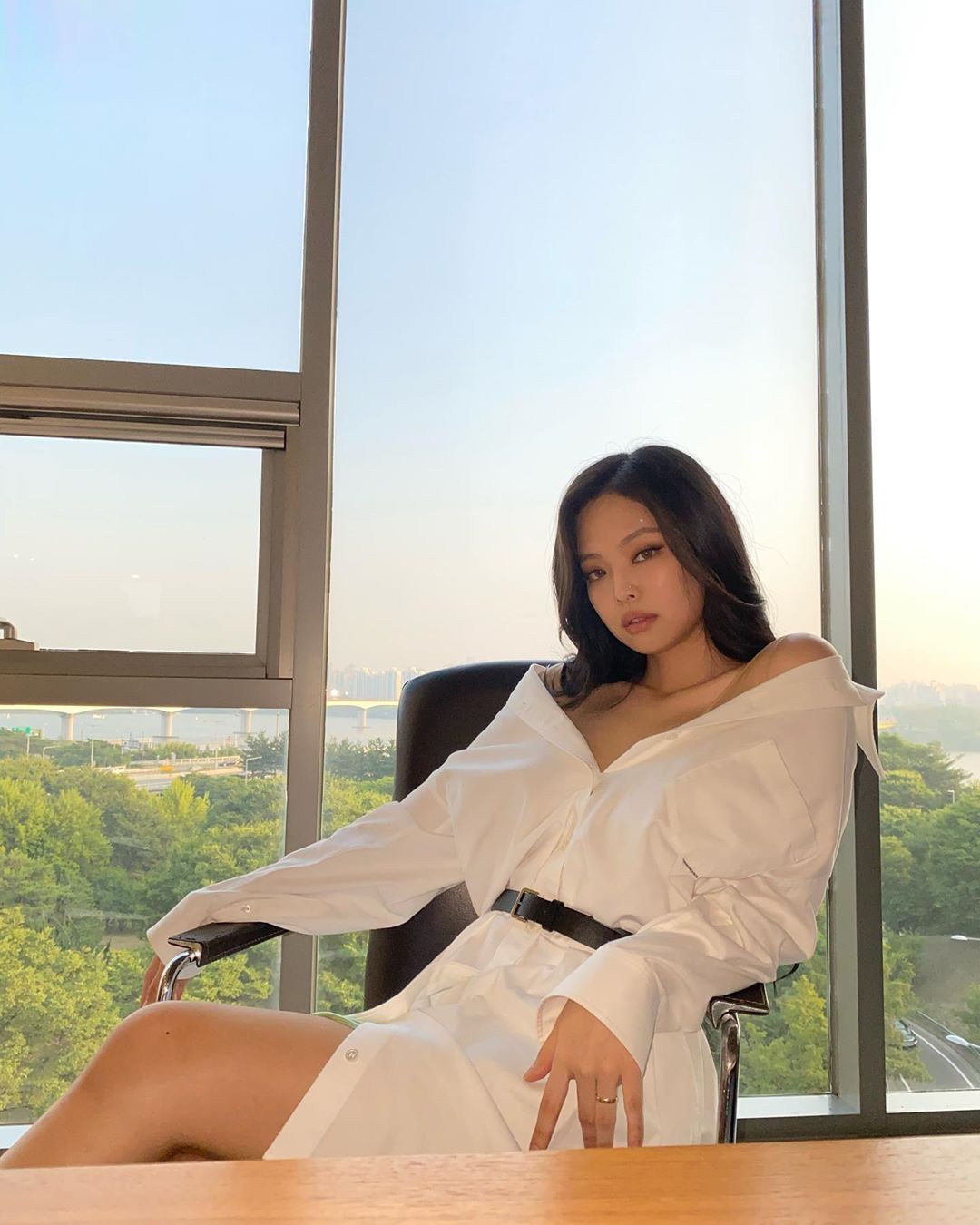 Jennie Kim gợi cảm khi diện áo sơ mi trắng dáng dài kết hợp thắt lưng phần eo.
