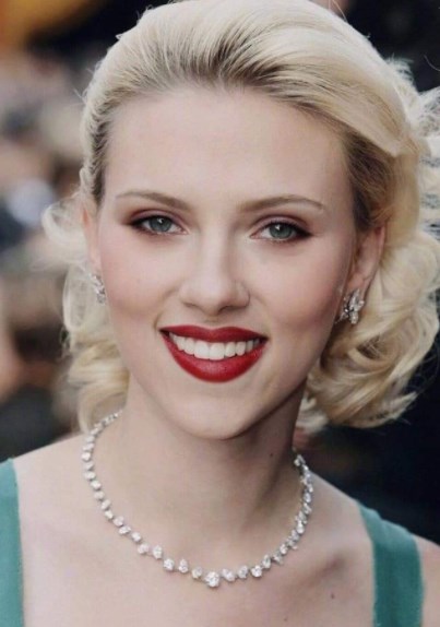 Nhan sắc xinh đẹp của Scarlett Johansson khiến ai cũng phải ngước nhìn.