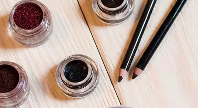 Cách nào để kẻ eyeliner bằng phấn mắt một cách đơn giản?
