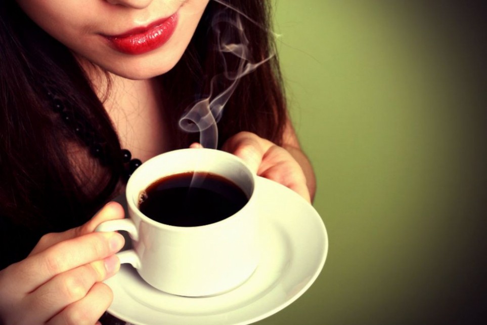 Uống cà phê đen là cách giảm mỡ thừa vùng hông tự nhiên tại nhà.