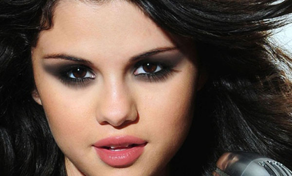Trang điểm mắt đen như Selena Gomez thì cũng đẹp nhưng không dành cho mọi dịp.