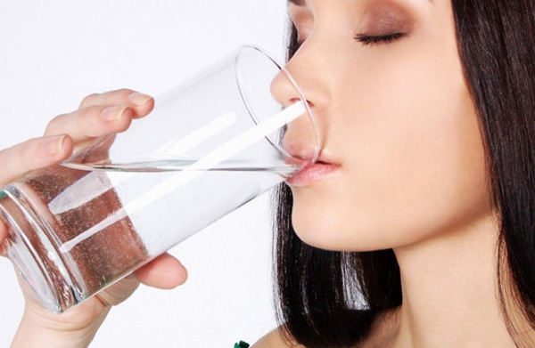 Uống đủ nước có lợi cho da.