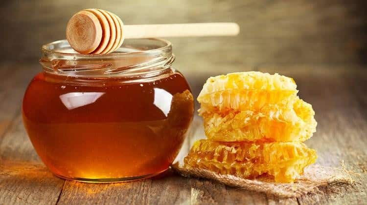 Sử dụng mật ong có thể giúp làn da hồng hào.