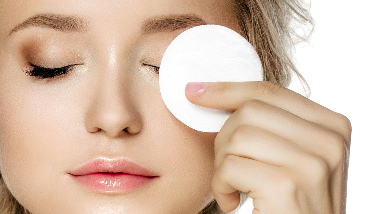 Dầu giúp làm sạch lớp makeup vùng mắt hiệu quả.