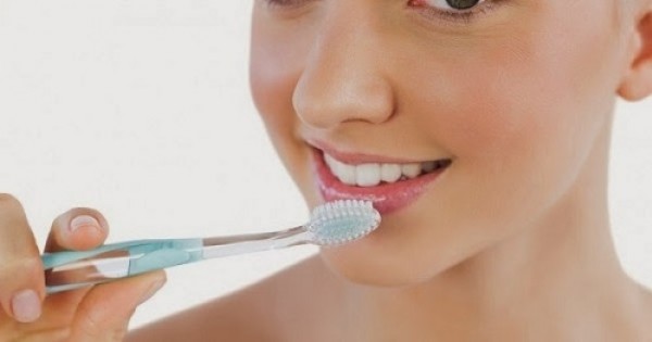 Sử dụng bàn chải đánh răng nhẹ nhàng trên môi của bạn theo chuyển động tròn để loại bỏ tất cả các vảy da khô.