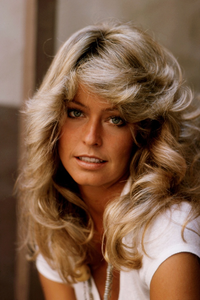 Vào năm 1975, tên tuổi của Farrah Fawcett gắn với tóc mái xoăn đầy nét cá tính, năng động.