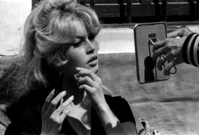 Nữ ca sĩ Brigitte Bardot từng để mái tóc rẽ ngôi đầy quý phái.