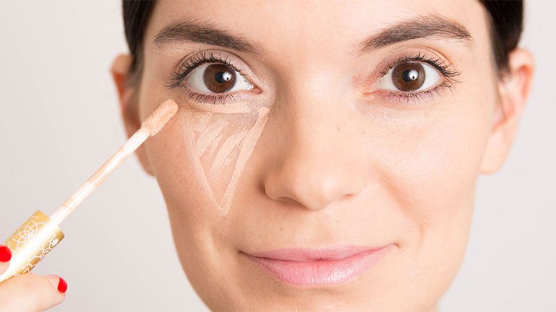 Sử dụng kem che khuyết điểm vùng mắt để che đi thâm quầng.