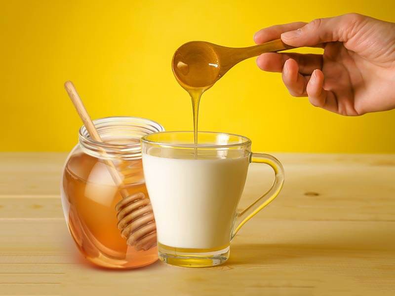 Sữa và mật ong đều có thể dưỡng ẩm và làm mềm mại làn da.