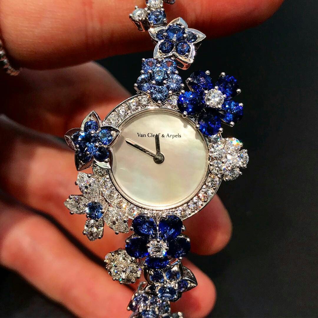 Chiếc đồng hồ nữ Folie des Prés được thiết kế cực kỳ điệu đà, hút mắt.