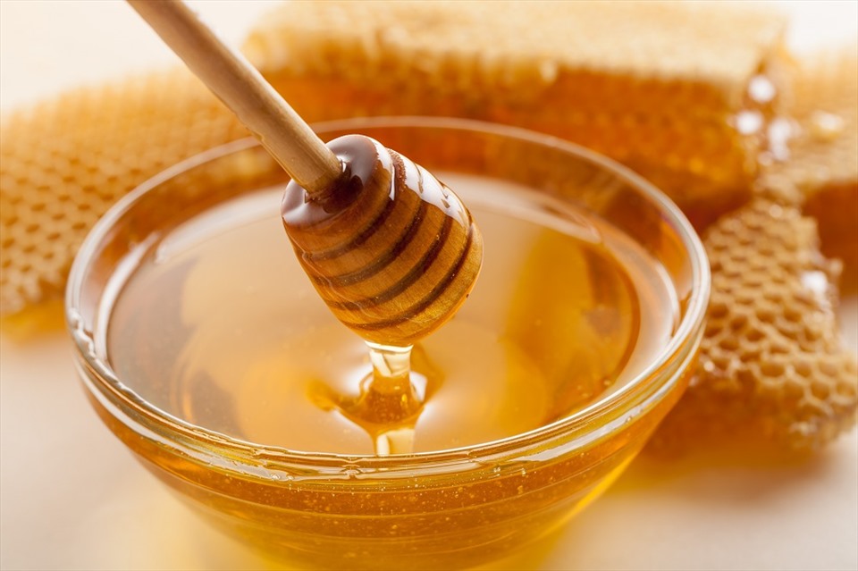 Mật ong giàu độ ẩm giúp ngăn ngừa nếp nhăn trên da.