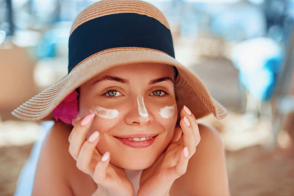 Nên sử dụng mỹ phẩm có chỉ số SPF 30 trở lên để bảo vệ da trong những ngày hè.