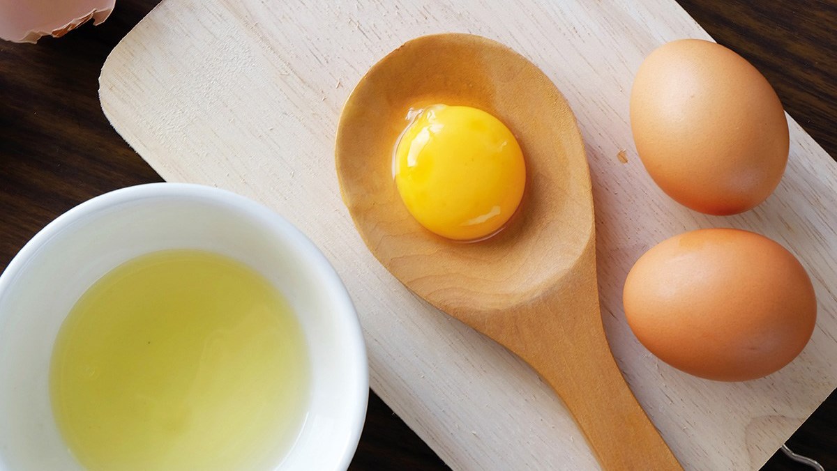 Lòng trắng trứng cũng hiệu quả để cải thiện rạn da.