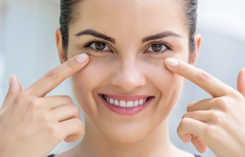 Nên ăn gì và tránh ăn gì để điều trị khô da vùng mắt?
