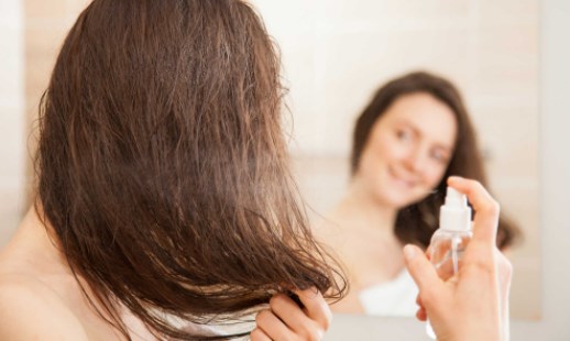 Sử dụng quá nhiều các sản phẩm dành cho tóc cũng là nguyên nhân gây mụn trên da đầu.