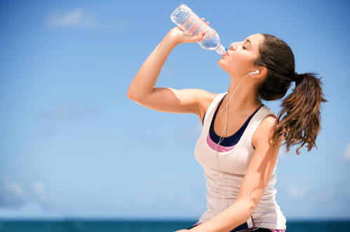 Nên uống nhiều nước để có làn da khỏe mạnh.