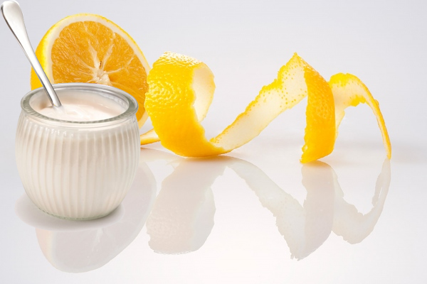 Mặt nạ sữa bột và nước cam giúp làm sáng da, cấp ẩm.