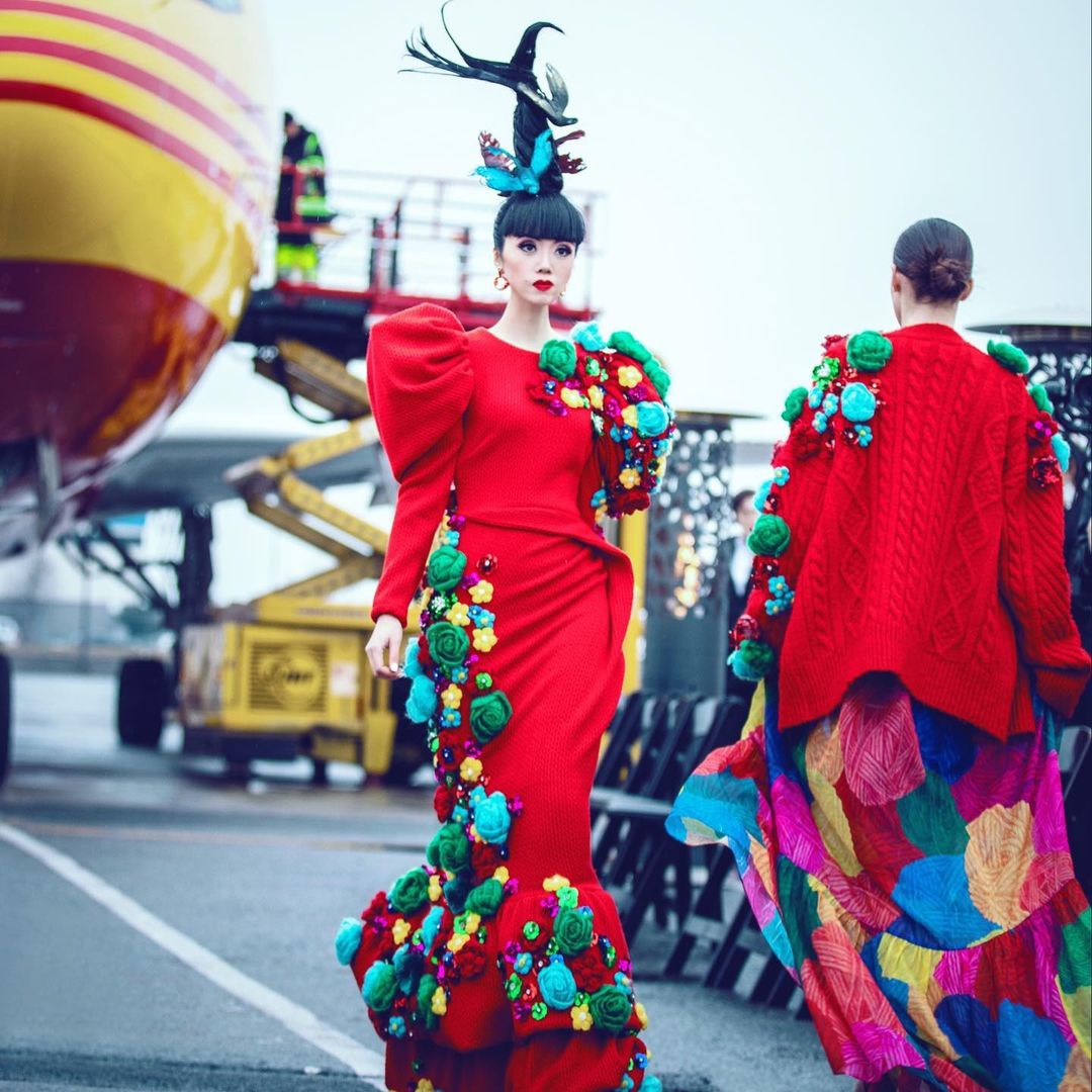 Jessica Minh Anh nổi tiếng khắp thế giới khi biến những nơi hoành tráng trở thành sàn thời trang.