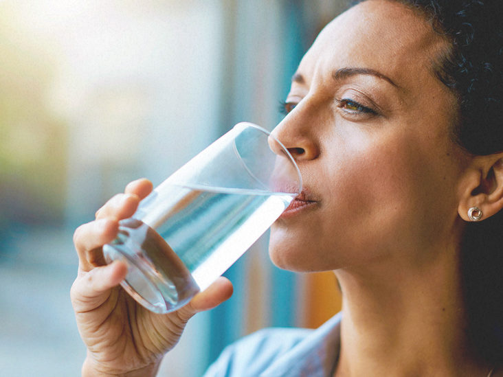 Uống đủ nước có giúp thải độc da.
