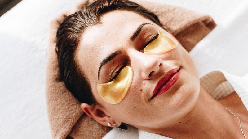 Đắp mặt nạ mắt có thể giúp bạn ngủ ngon giấc hơn.