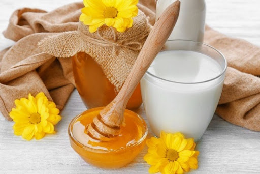 Cách giảm cân bằng mật ong và sữa cũng thường được áp dụng.