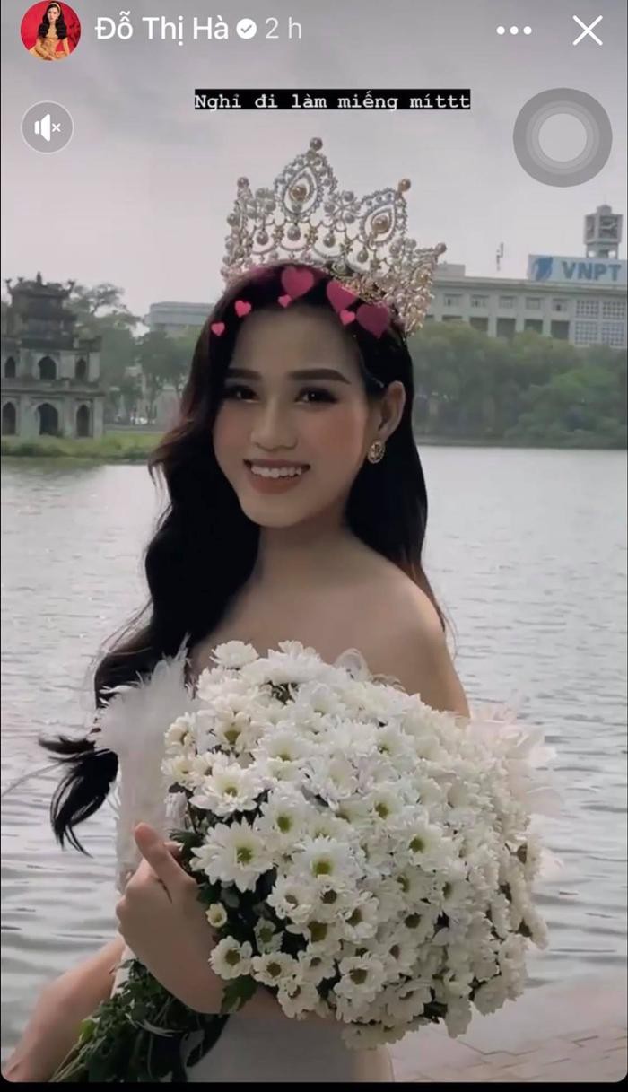 Nàng hậu rạng rỡ, xinh đẹp cầm trên tay bó hoa cúc trắng đồng điệu với màu chiếc váy. 