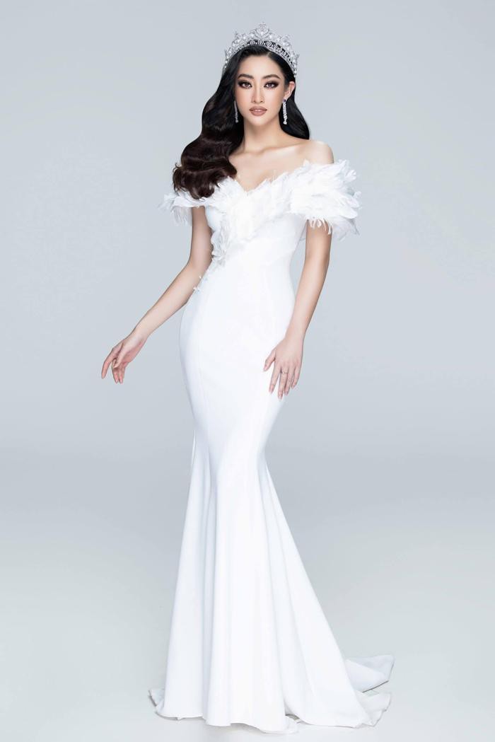 Hoa hậu Lương Thùy Linh kiêu sa trong chiếc váy trắng tinh khôi. Cô chọn tone trang điểm màu nâu với mắt khói sắc sảo, mang tới vẻ đẹp sắc sảo, sang trọng.