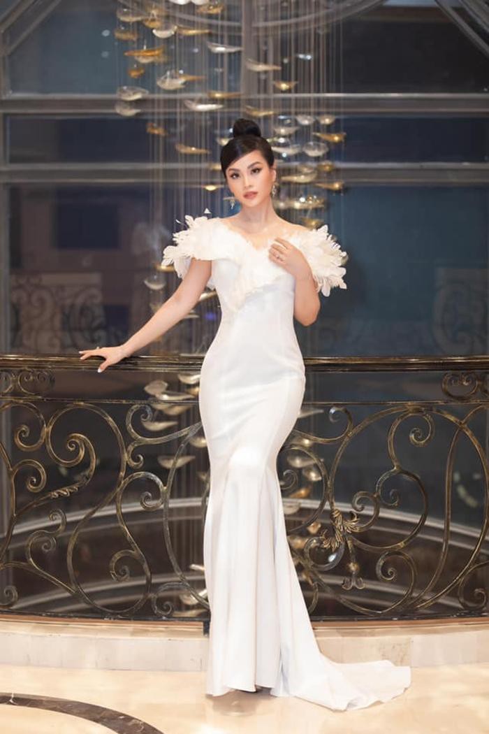 Á hậu Diễm Trang cũng từng mặc chiếc váy này làm MC dẫn chương trình cho một sự kiện tại TP.HCM.