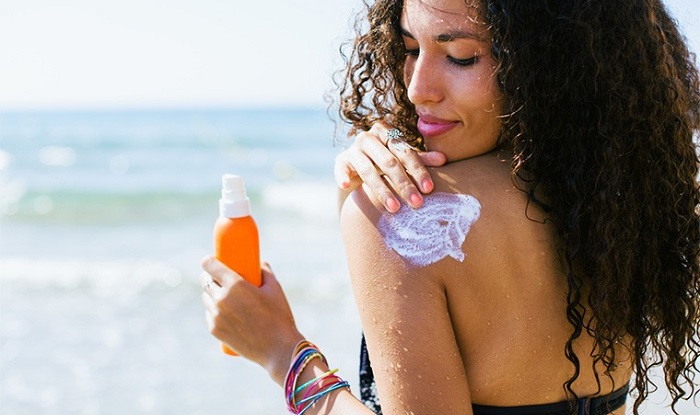 Dùng kem chống nắng đúng cách sẽ bảo vệ da khỏi cháy nắng.