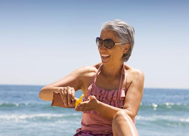 Bạn nên dùng kem chống nắng đúng cách vì chúng có thể giúp giảm các dấu hiệu lão hóa da.