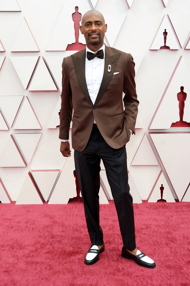 Nhà sản xuất phim Charles D. King chọn 3 tông màu trung tính cơ bản là trắng, đen và nâu khi đến dự Oscar 2021. Điểm nhấn cho tranh phục là những phụ kiện đính kèm.