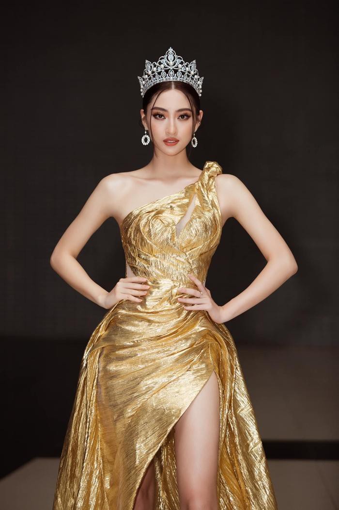 Nàng hậu diện thiết kế váy vàng mang phong cách 'nữ thần' từng được các đàn chị showbiz diện trước đó như Hà Hồ, Võ Hoàng Yến.