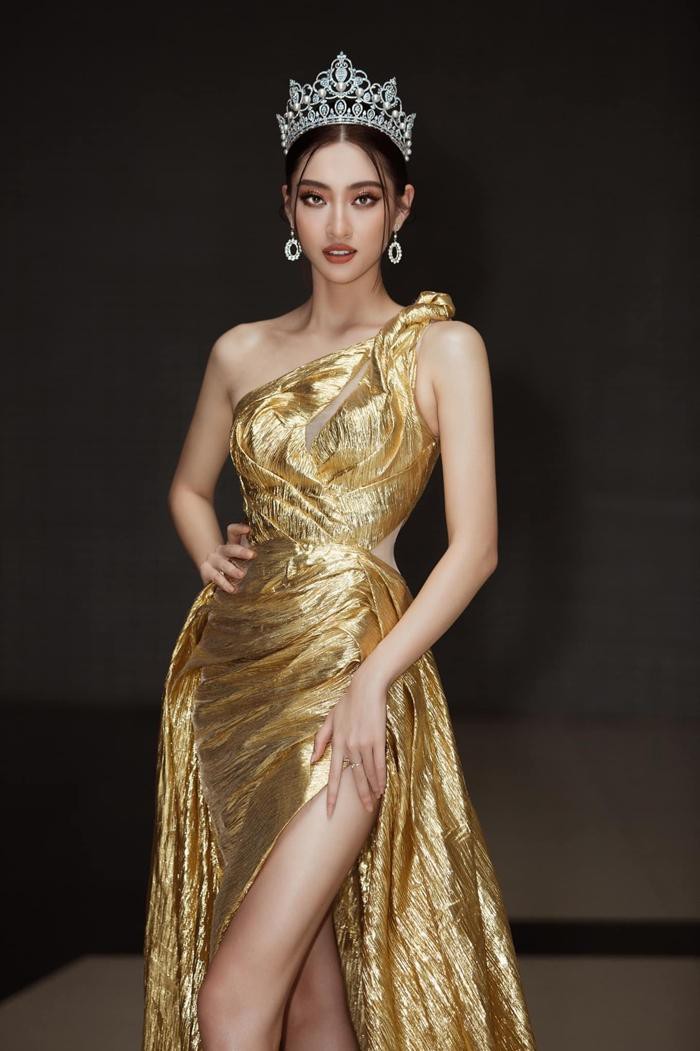 Hoa hậu Lương Thùy Linh xuất hiện rạng rỡ tại sự kiện đêm hội nhan sắc tại Đại học Tôn Đức Thắng.