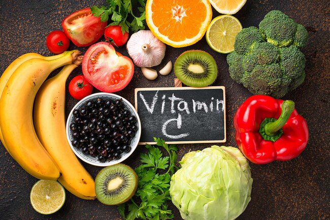 Vitamin C có mặt trong nhiều thực phẩm như kiwi, bông cải xanh, bắp cải, cà chua, chanh...