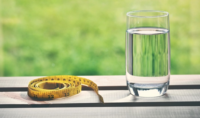 Uống nước lọc giúp duy trì cân nặng hợp lý.