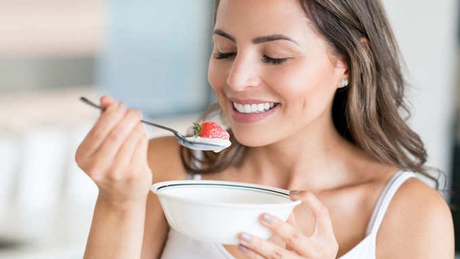 Tại sao bạn nên giảm cân bằng sữa chua?