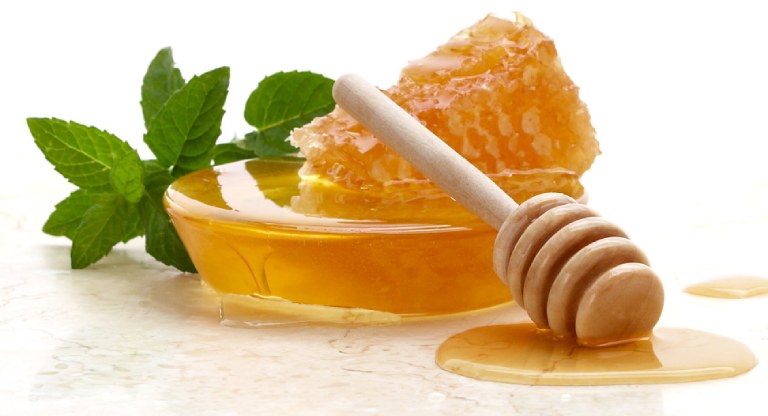 Lá bạc hà và mật ong giúp hỗ trợ trị sẹo mụn.