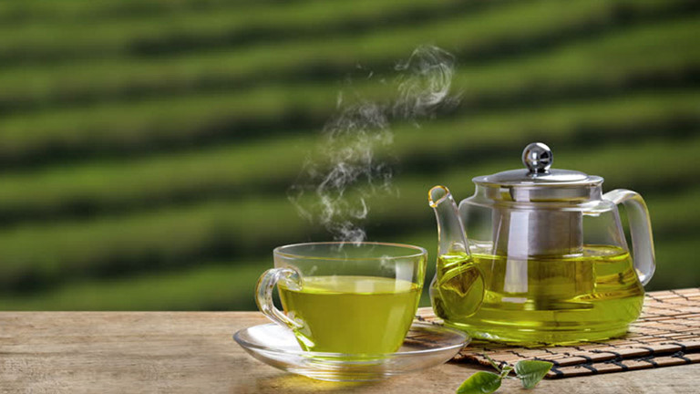 Uống trà xanh có thể giảm mỡ bụng.