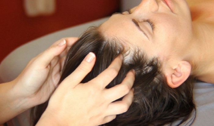 Bấm huyệt chữa trị được nhiều vấn đề của da đầu và tóc.