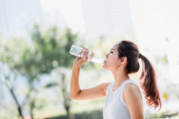 Uống đủ nước sẽ giúp bạn tránh tình trạng đói giả.