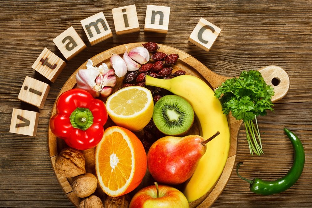 Sử dụng sản phẩm giàu vitamin C làm giảm nếp nhăn ở cổ.