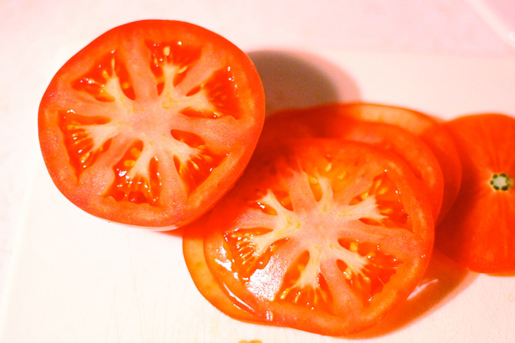 Cà chua là thành phần làm sáng da hiệu quả.